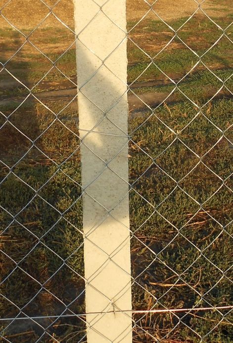 they_are_tying_the_mesh_to_the_pillars_with_a_binding_wire.jpg